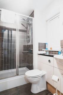 Modern 2-Bed Near Braehead - 5