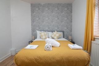 Stylish 2BR in Renfrew - 1