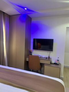 OPULENT OASIS Hotel and Apartments - 4