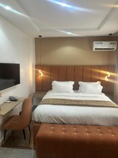 OPULENT OASIS Hotel and Apartments - 1