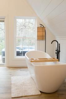 Liv's Treehouse-Honeymoon Suite-Hot Tub - 4