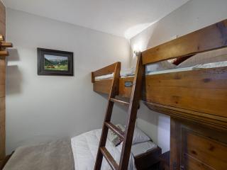 Appartement skis aux pieds, 3 chambres, terrasse, piscine et spa, proche commerces et navettes - FR-1-566-33 - 2