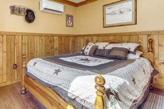 9 Mi to Hocking Hills SP Cabin with Private Hot Tub - 1