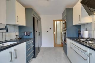 Spacious 4BR house near Portsmouth center - 2