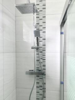 Hidden Treasure -Lovely Modern 2 Bedroom Apartment - 2