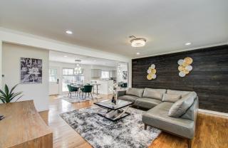 Minutes to Galleria • Private Backyard + Grill - 1