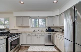 Minutes to Galleria • Private Backyard + Grill - 7