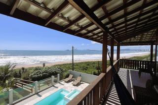 Excelente Casa com área Gourmet de frente mar - 0