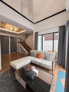 Kyzen Stay Central Family Home w Pool & Loft Net - 0