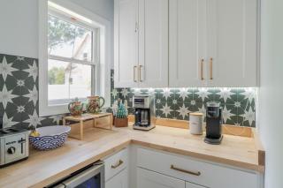 Hot Tub and Private Beach Waterfront Urbanna Escape - 1