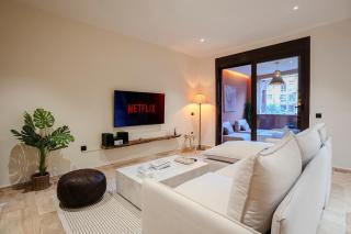 2BR Central Luxury Apt - Pool - Private Gym - 4