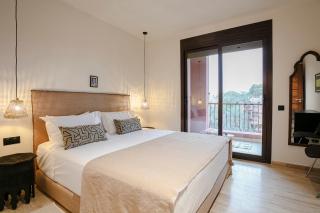 2BR Central Luxury Apt - Pool - Private Gym - 1