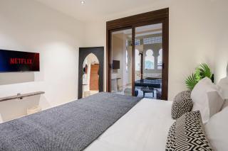 2BR Central Luxury Apt - Pool - Private Gym - 6