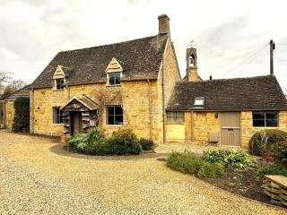 Cosy Cotswold Cottage in village location - 0