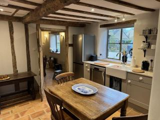 Cosy Cotswold Cottage in village location - 1