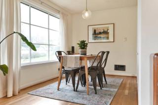 Mellow Yellow Near UW With Cozy Patio - 1