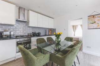 Amazing serviced accommodations for Corporate Contractors and Leisure clients Located at a walking distance from three majors Underground and Overground stations - 4