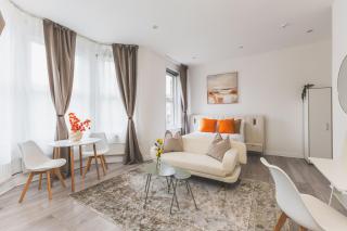 Amazing serviced accommodations for Corporate Contractors and Leisure clients Located at a walking distance from three majors Underground and Overground stations - 9