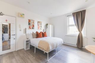 Amazing serviced accommodations for Corporate Contractors and Leisure clients Located at a walking distance from three majors Underground and Overground stations - 6
