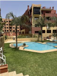 2BR Central Luxury Apt - Pool - Private Gym - 9