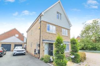 Luxury 5-Bed Home in Milton Keynes - 7