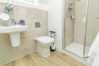 Luxury 5-Bed Home in Milton Keynes - 6