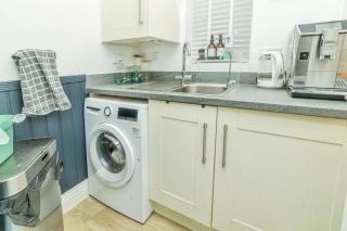 Luxury 5-Bed Home in Milton Keynes - 2