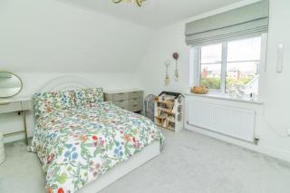 Luxury 5-Bed Home in Milton Keynes - 1