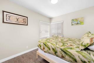 Ben's Beach Bungalow 1 150 Steps to Sand - 6