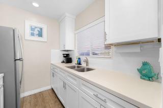 Ben's Beach Bungalow 1 150 Steps to Sand - 2