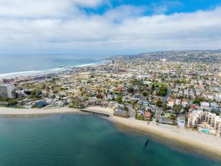 Family Luxurious Waterfront Escape - 9