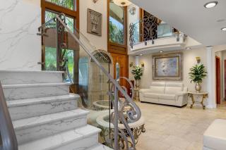 Family Luxurious Waterfront Escape - 1