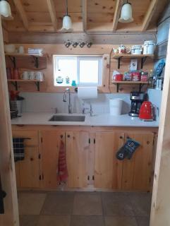 res Lakefront Chalet is a perfect place to retreat - 0