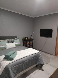 J & M Elegant escape 2 - 0