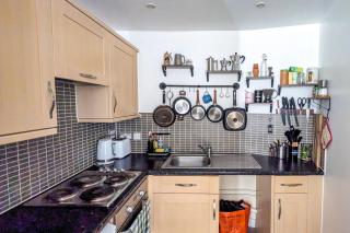 Bright and Trendy 1BDR Canalside Flat in Hackney - 9
