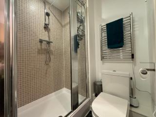 Bright and Trendy 1BDR Canalside Flat in Hackney - 7