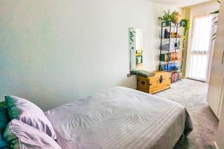 Bright and Trendy 1BDR Canalside Flat in Hackney - 4