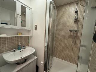 Bright and Trendy 1BDR Canalside Flat in Hackney - 2