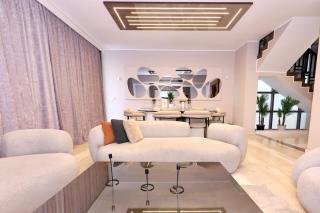 Luxury Villa with Private Pool in Beverly Hills - 0