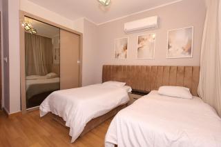 Luxury Villa with Private Pool in Beverly Hills - 4