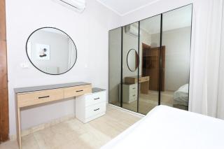 Luxury Villa with Private Pool in Beverly Hills - 1