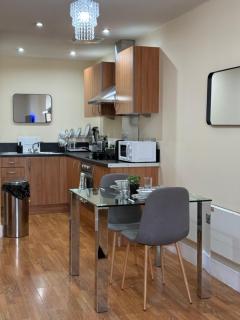 Nexus - Top Floor City Views, Balcony & Parking - 1