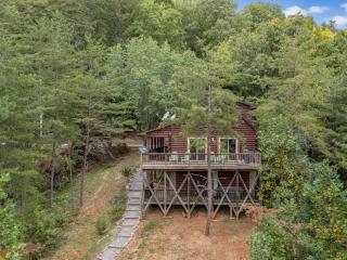 1 bedroom with a loft and hot tub cabin 45 minutes to Asheville - 8