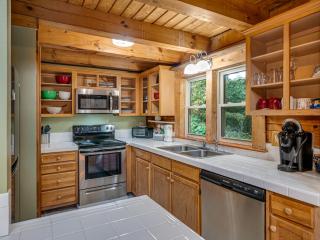 1 bedroom with a loft and hot tub cabin 45 minutes to Asheville - 3