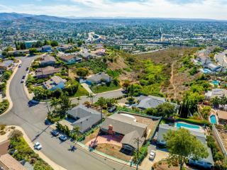 Family Hilltop luxe retreat with breathtaking views - 6