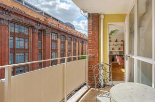 POSH Apartment with TERRACE on Harrods - 9