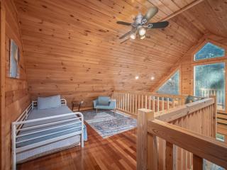 Spectacular Log Cabin Home 45 minutes to Asheville - 2