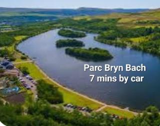 Cosy Spacious House within walking distance of Train Links - 0