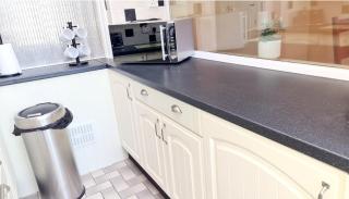 Cosy Spacious House within walking distance of Train Links - 8