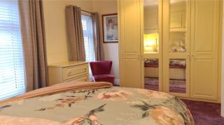 Cosy Spacious House within walking distance of Train Links - 6